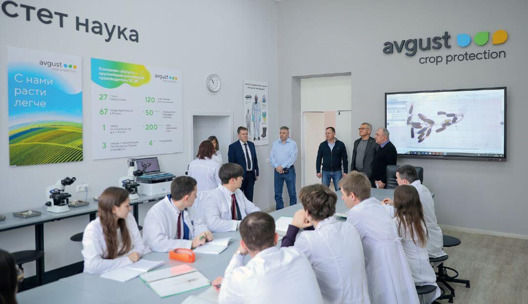 Делегация «Августа» в лаборатории защиты растений Делегация «Августа» в лаборатории защиты растений